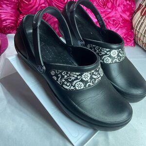 (M) CROCS Women's Mercy Slip‎ On Black & White Floral Work Clog, Size 8W